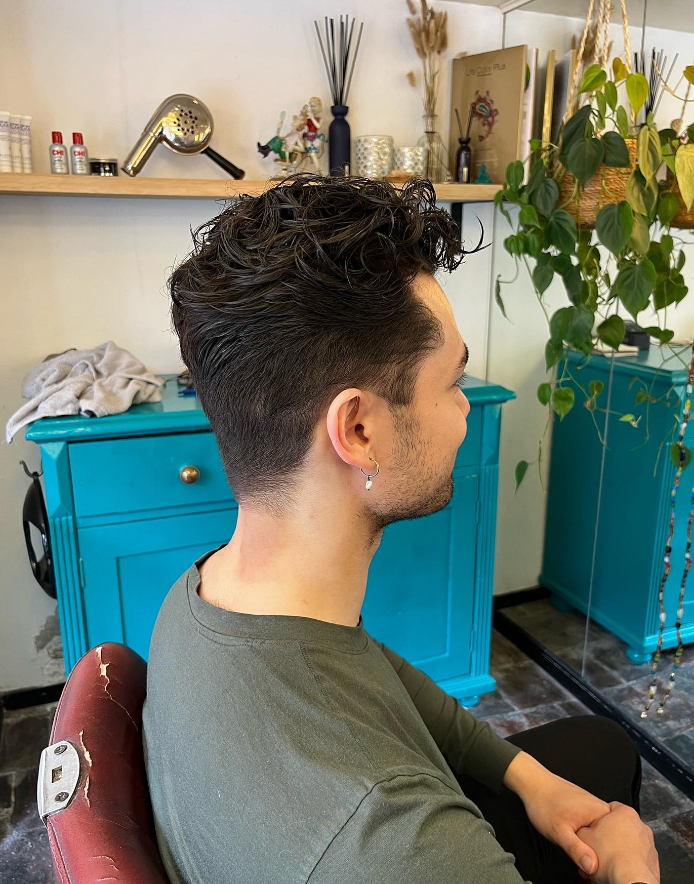 Na: dezelfde klant met kort geknipt haar, van opzij gezien in de salon